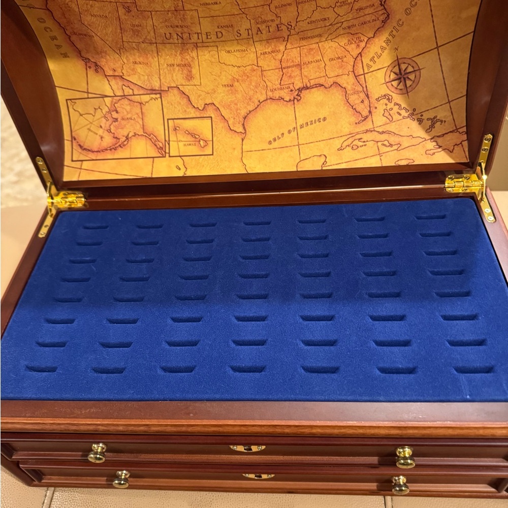 DANBURY MINT Wooden State Quarters Treasure Chest with Blue Velvet Interior - Picture 5 of 16